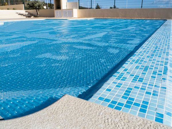 Imagen de Cobertor Cubre Piletas Manta Termica Piscinas Con Filtro Uv  9 X 4 - M500